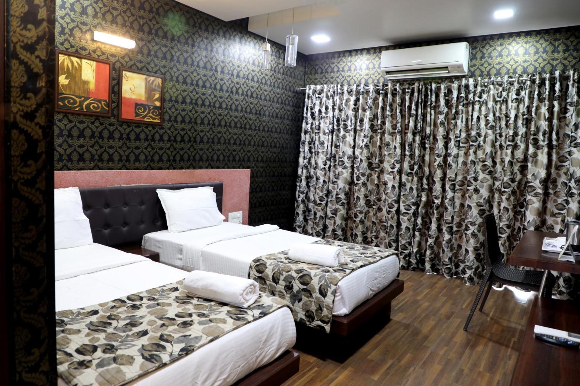 Hotel Pearls Aurangabad  Bagian luar foto