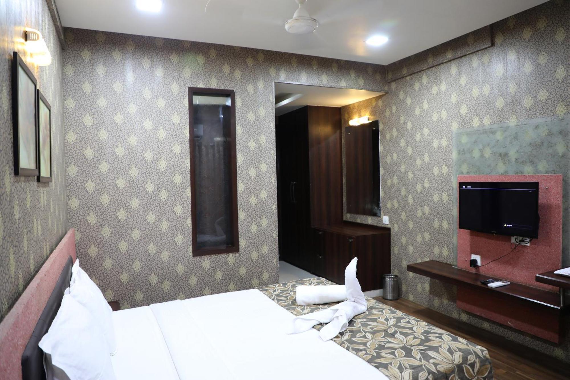 Hotel Pearls Aurangabad  Bagian luar foto